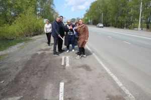 В Еманжелинске проверили качество ремонта дорог и дворов, заасфальтированных в прошлом году