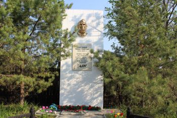 58 лет назад еманжелинцы увековечили память о первом директоре школы № 2, герое войны Михаиле Костюшеве