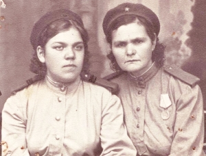 Анна Васильевна Гладышева (слева) с боевой подругой